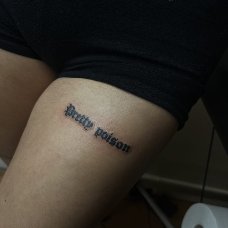tatouage lyon blackwork lettrage